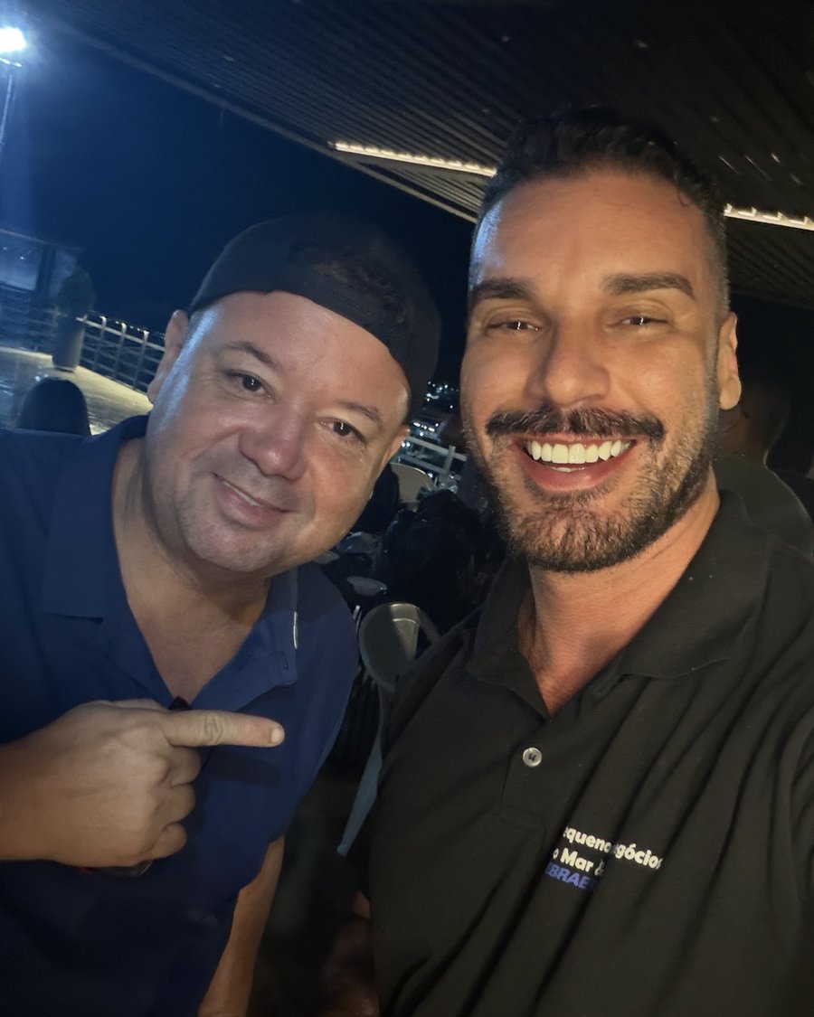 Luiz Claudio Rangel com o dono do Kiosque do Neymar, no projeto Desenvolvimento dos Pequenos Negócios do Mar, do Sebrae